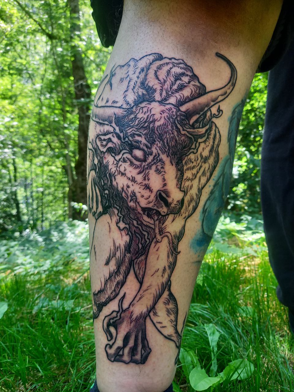 Tatouage d'un minotaure sur tout un devant d'avant jambe, dans un style gravure, finement réalisé
